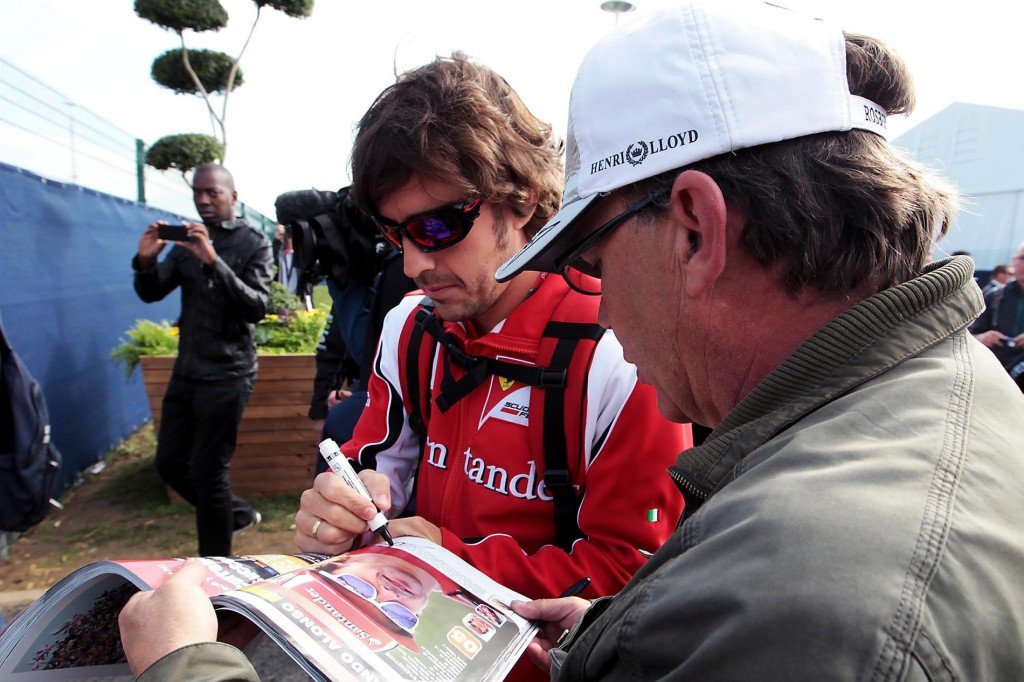 Fernando Alonso con Gafas Oakley en su primer podium de la temporada 2011 en Silverstone